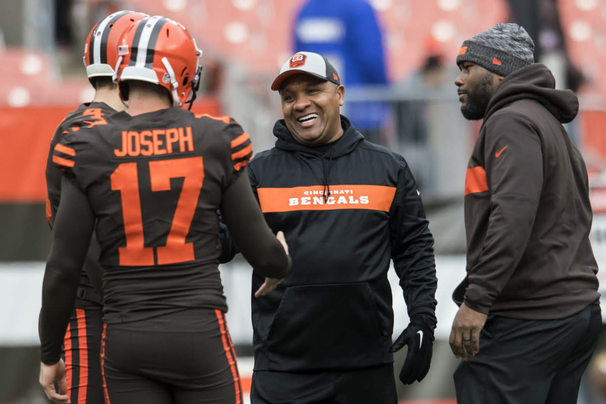 Former Browns head coach Hue Jackson (center) talks with Browns kicker Greg Joseph (17) and punter Britton Colquitt (4) before a 2018 game.